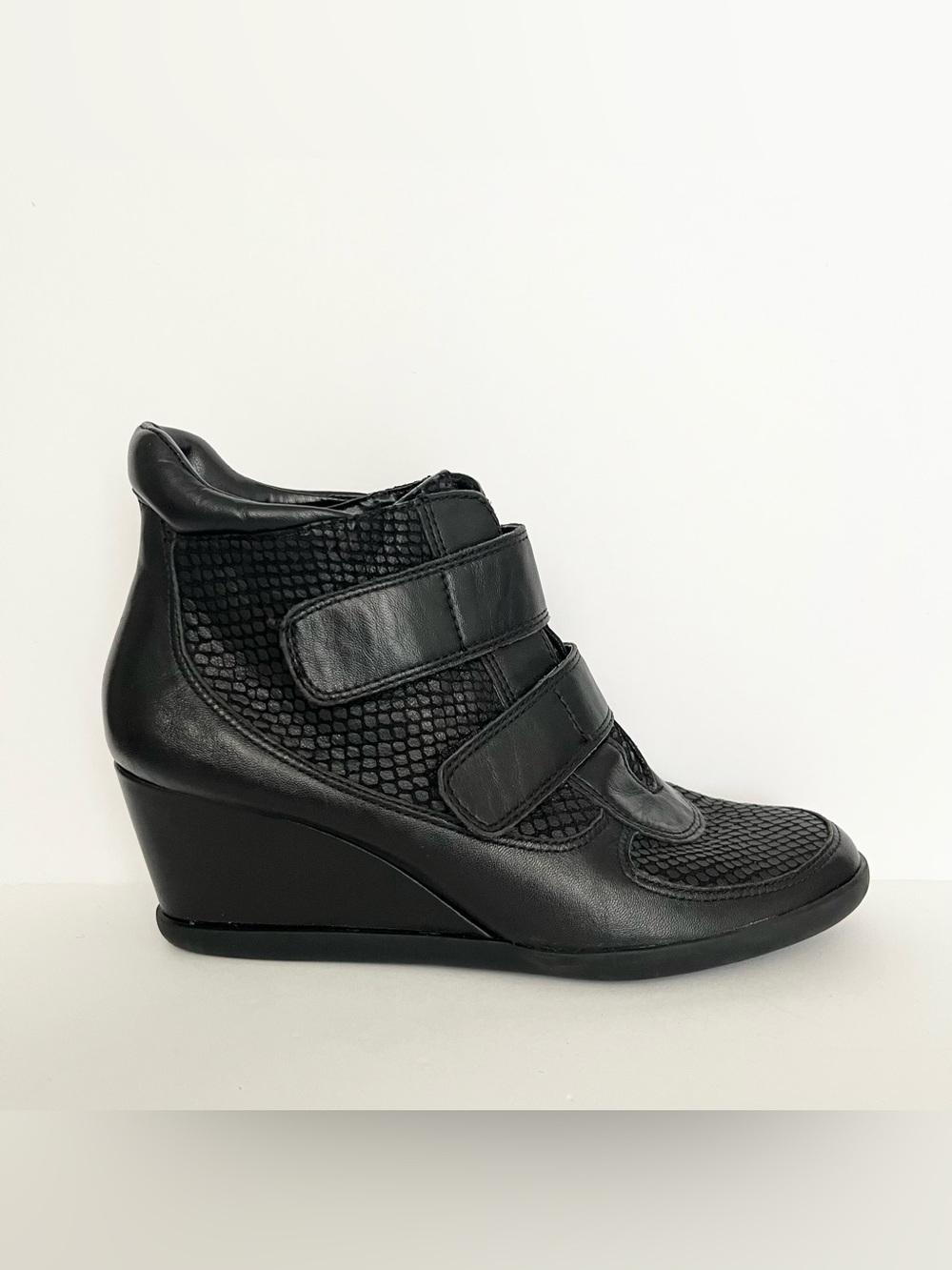 Aerosoles Women's Heel Rest Ankle Booties Black Leather Wedge Size 7 Comfy Chic